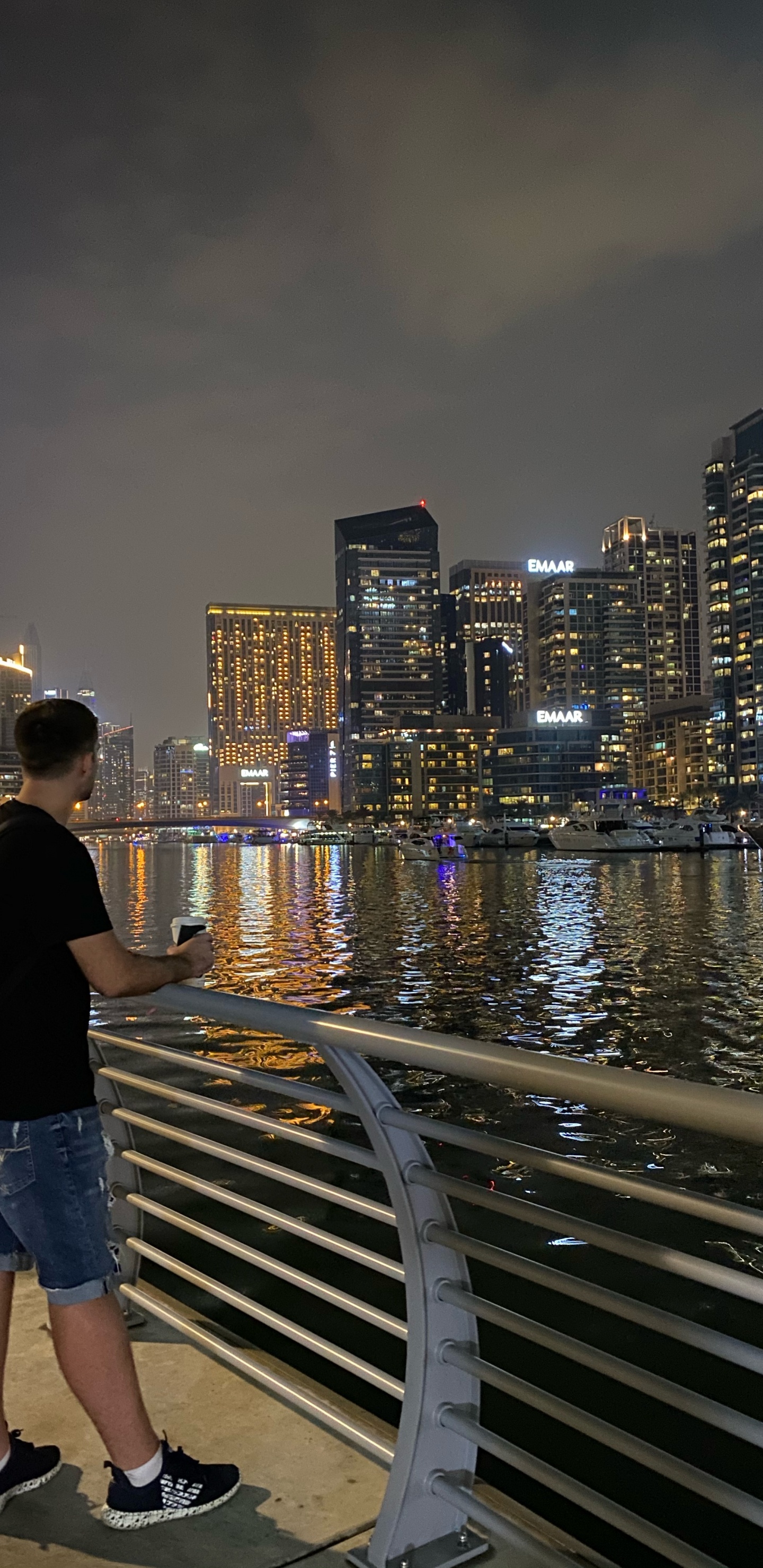 Dubai, Reflexión, Agua, Torre de Bloques, Cuerpo Humano. Wallpaper in 1440x2960 Resolution