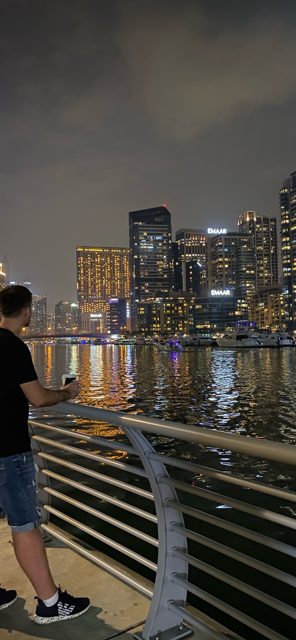 Dubai, Reflexion, Wasser, Wolkenkratzer, Tower Block. Wallpaper in 1242x2688 Resolution