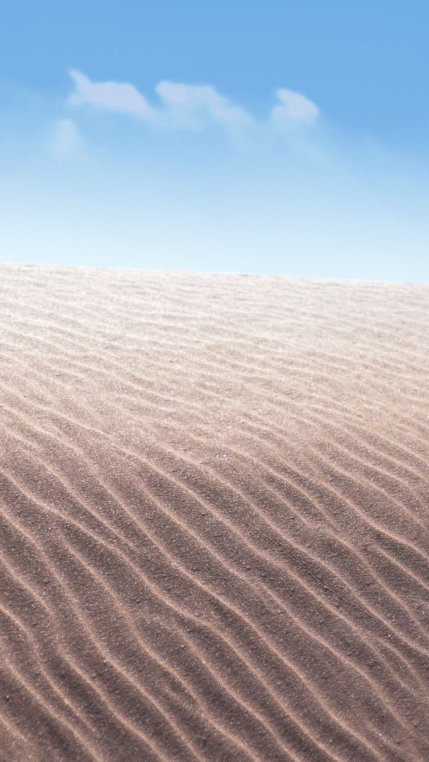 Tagsüber Brauner Sand Unter Blauem Himmel. Wallpaper in 1440x2560 Resolution