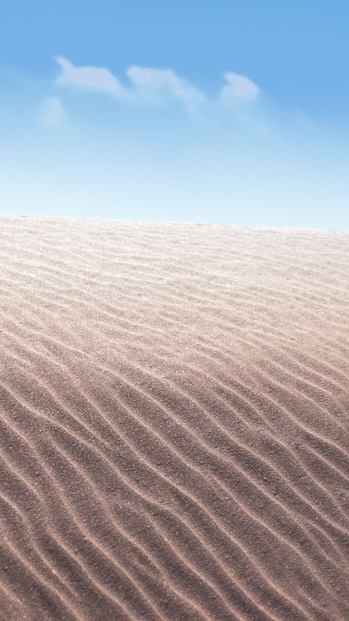 Tagsüber Brauner Sand Unter Blauem Himmel. Wallpaper in 720x1280 Resolution