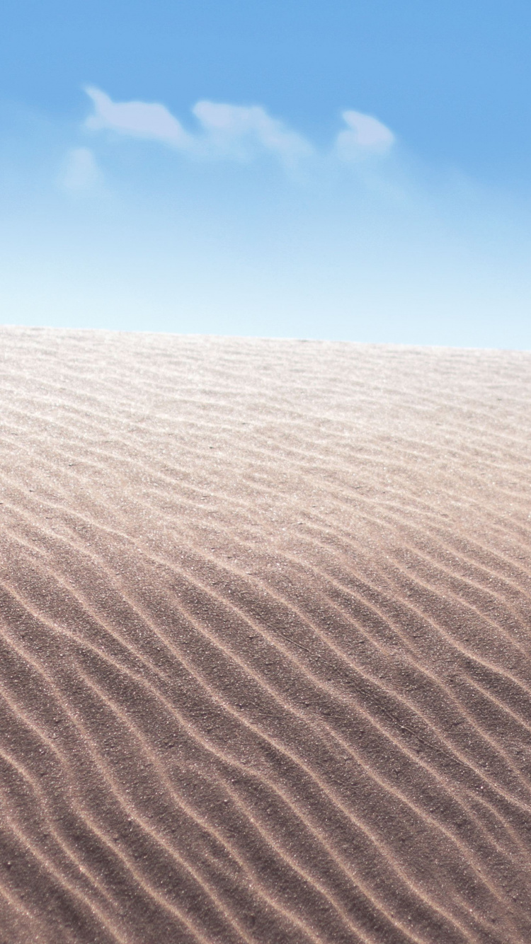 Tagsüber Brauner Sand Unter Blauem Himmel. Wallpaper in 750x1334 Resolution