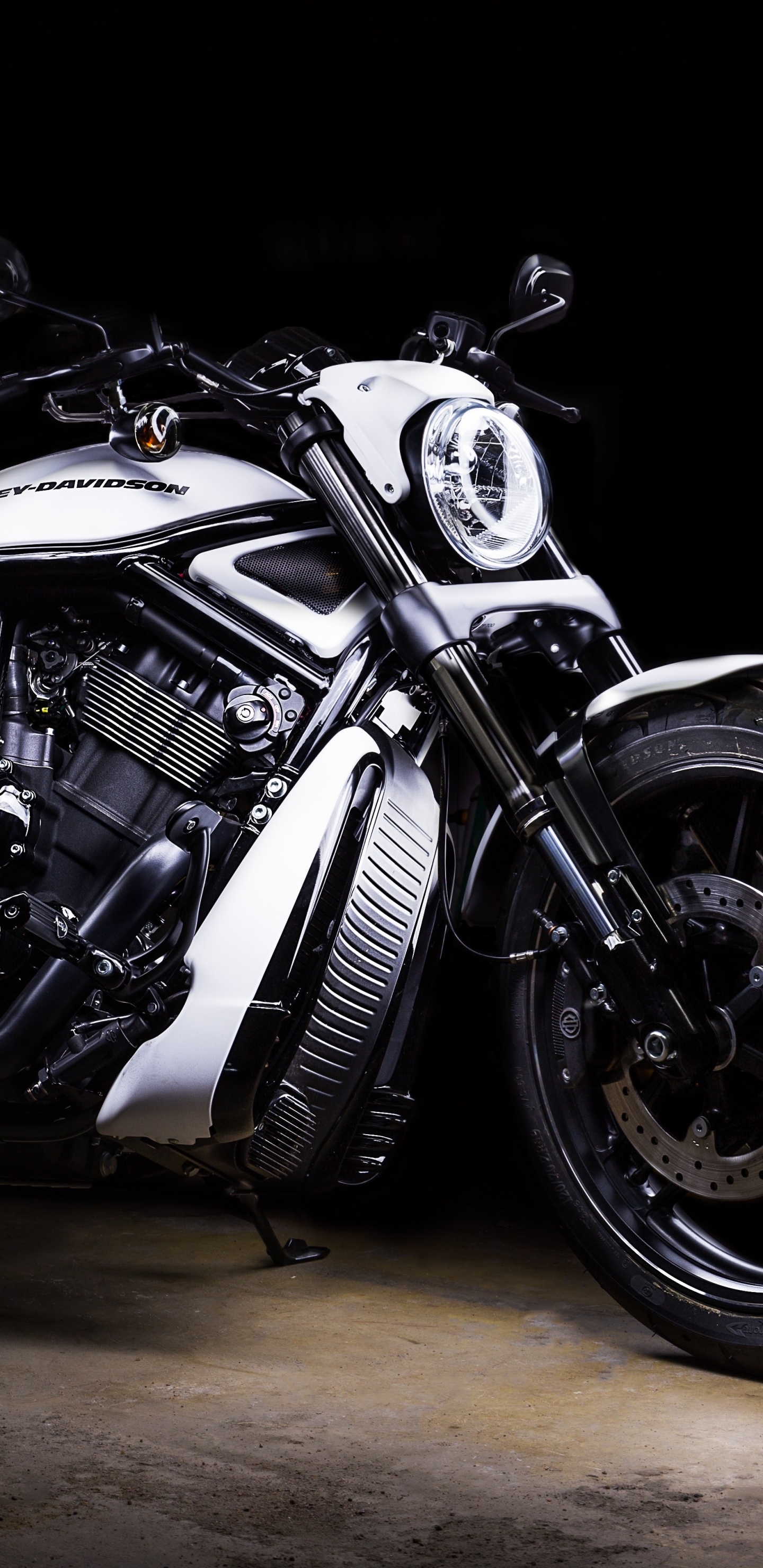 Schwarz-silbernes Cruiser-Motorrad. Wallpaper in 1440x2960 Resolution