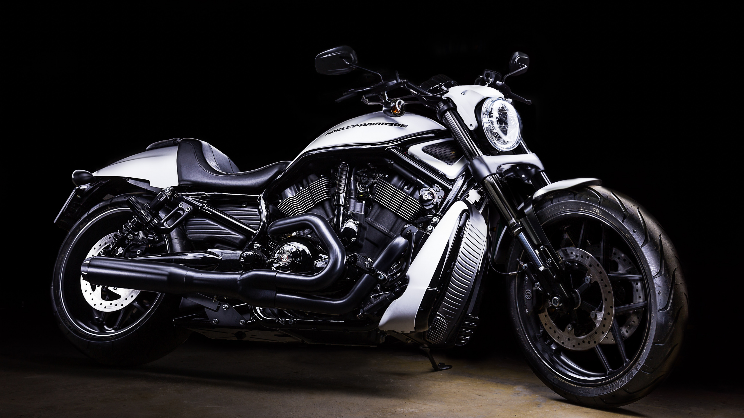 Schwarz-silbernes Cruiser-Motorrad. Wallpaper in 2560x1440 Resolution