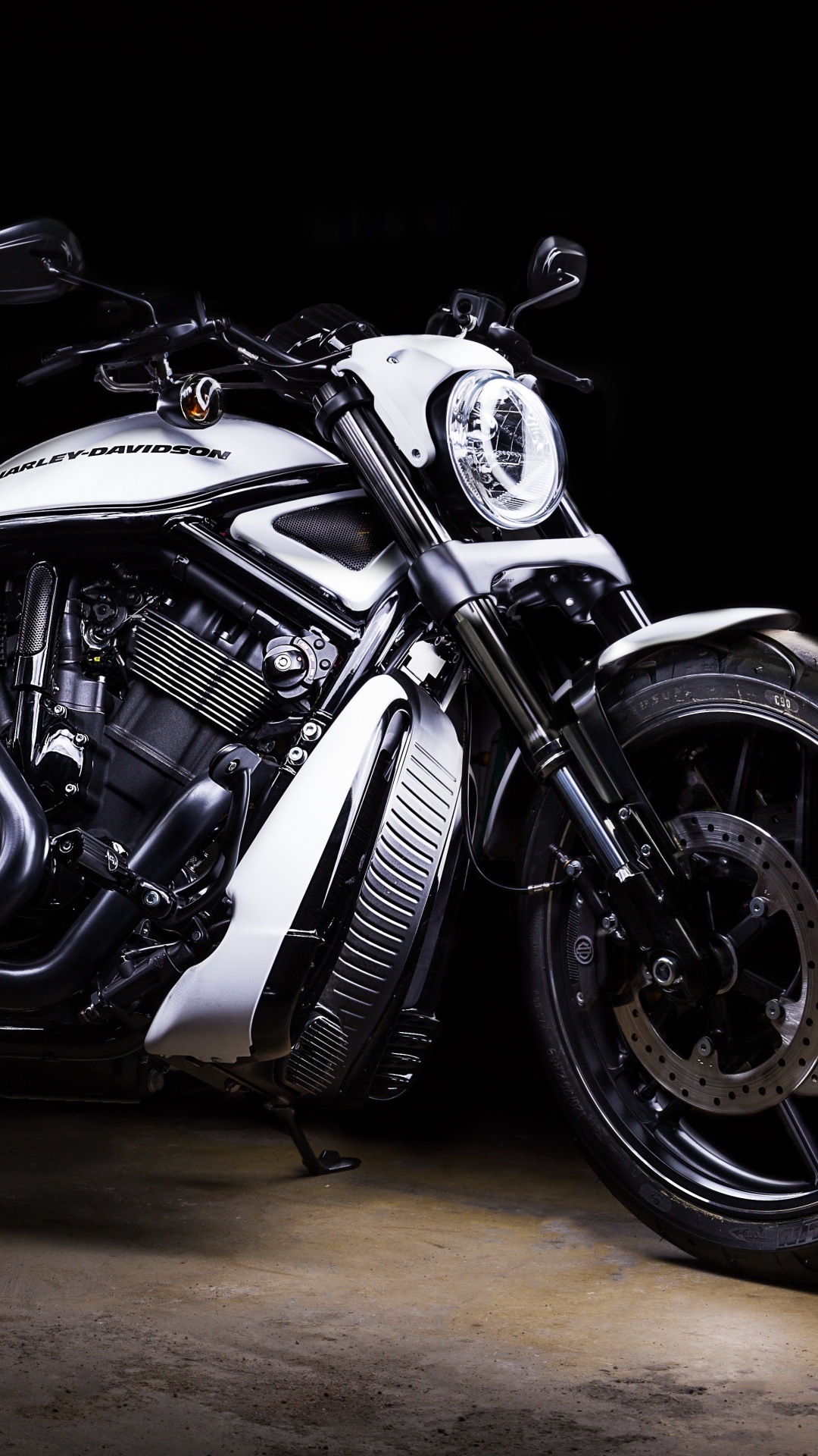 Black and Silver Cruiser Motorcycle. Wallpaper in 1080x1920 Resolution