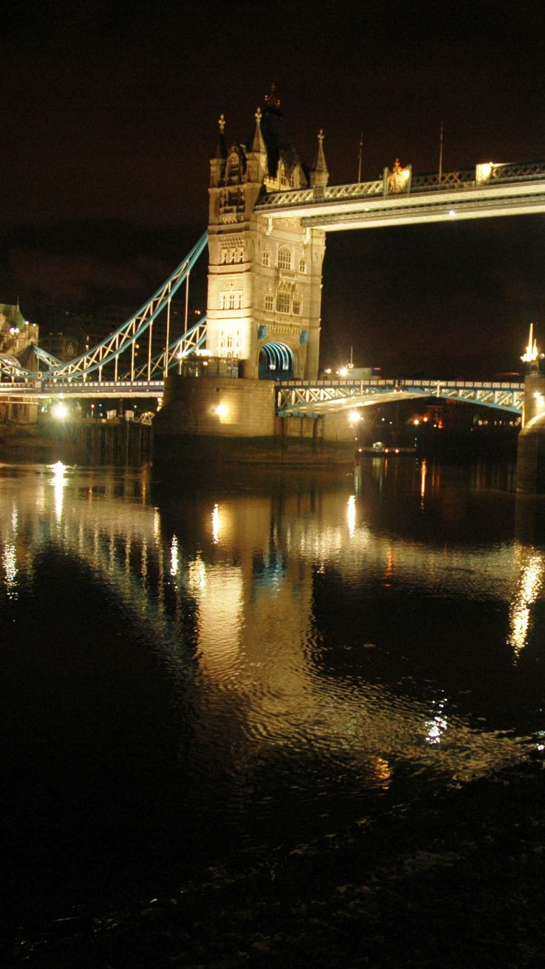 Weiße Brücke Über Den Fluss Während Der Nacht. Wallpaper in 1080x1920 Resolution