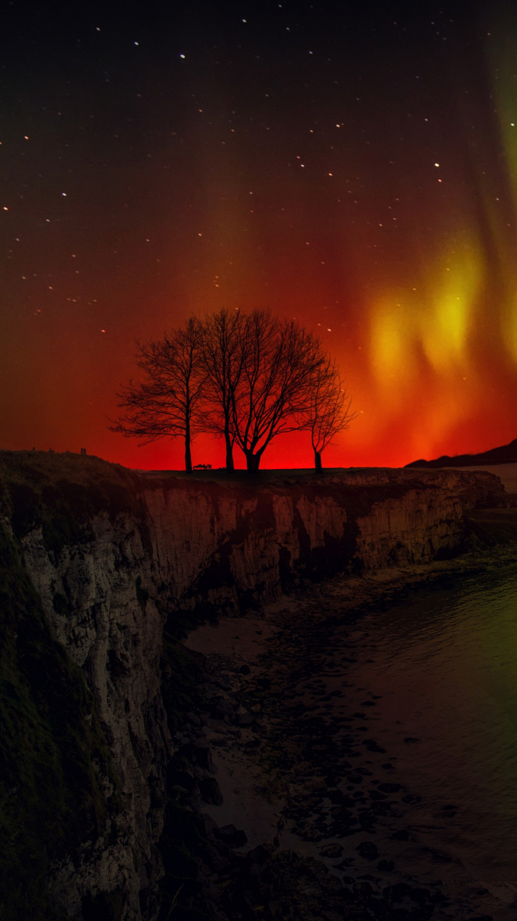 Plan D'eau Sous Ciel Vert. Wallpaper in 750x1334 Resolution