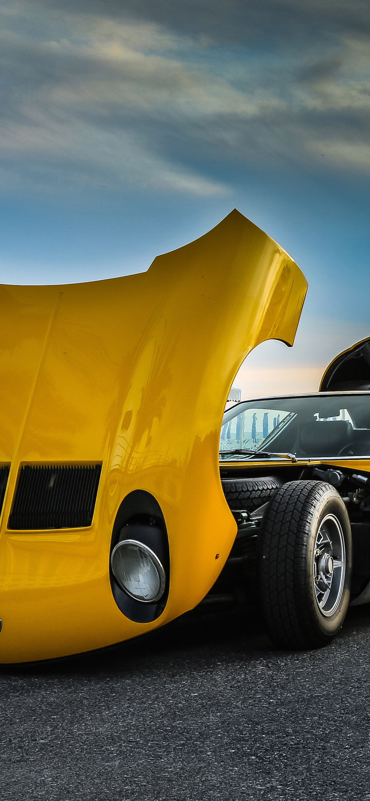 Chevrolet Camaro Amarillo y Negro en la Carretera Durante el Día. Wallpaper in 1242x2688 Resolution