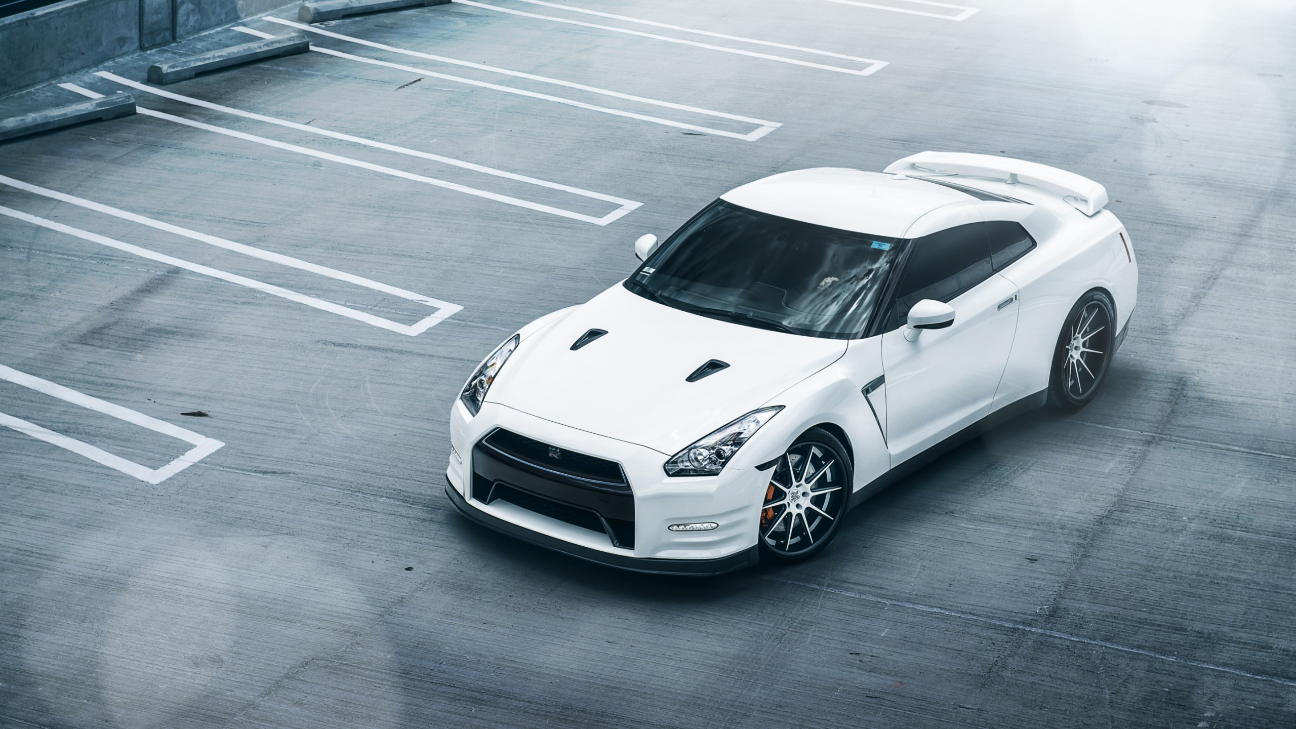 Porsche 911 Blanche Sur Route. Wallpaper in 2560x1440 Resolution