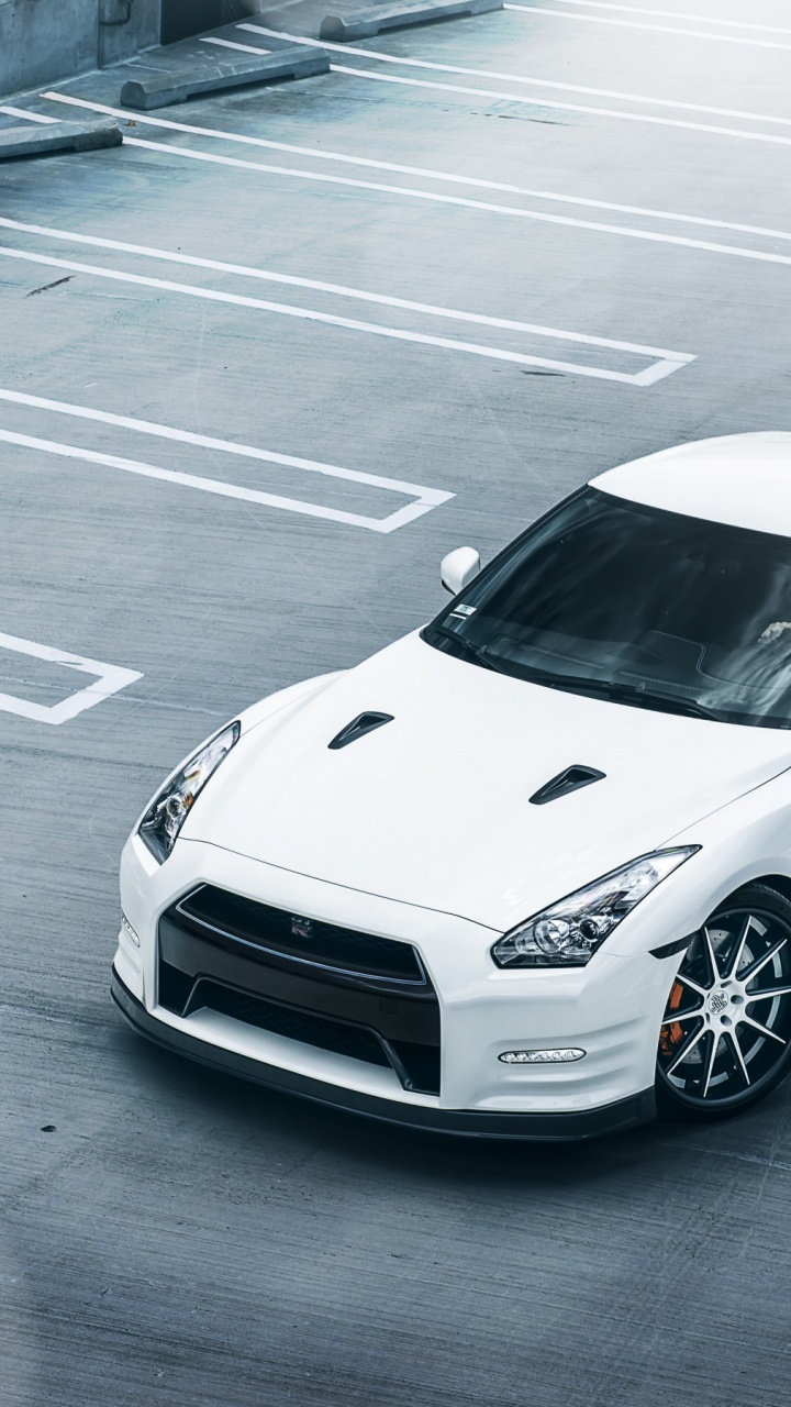 Porsche 911 Blanche Sur Route. Wallpaper in 720x1280 Resolution