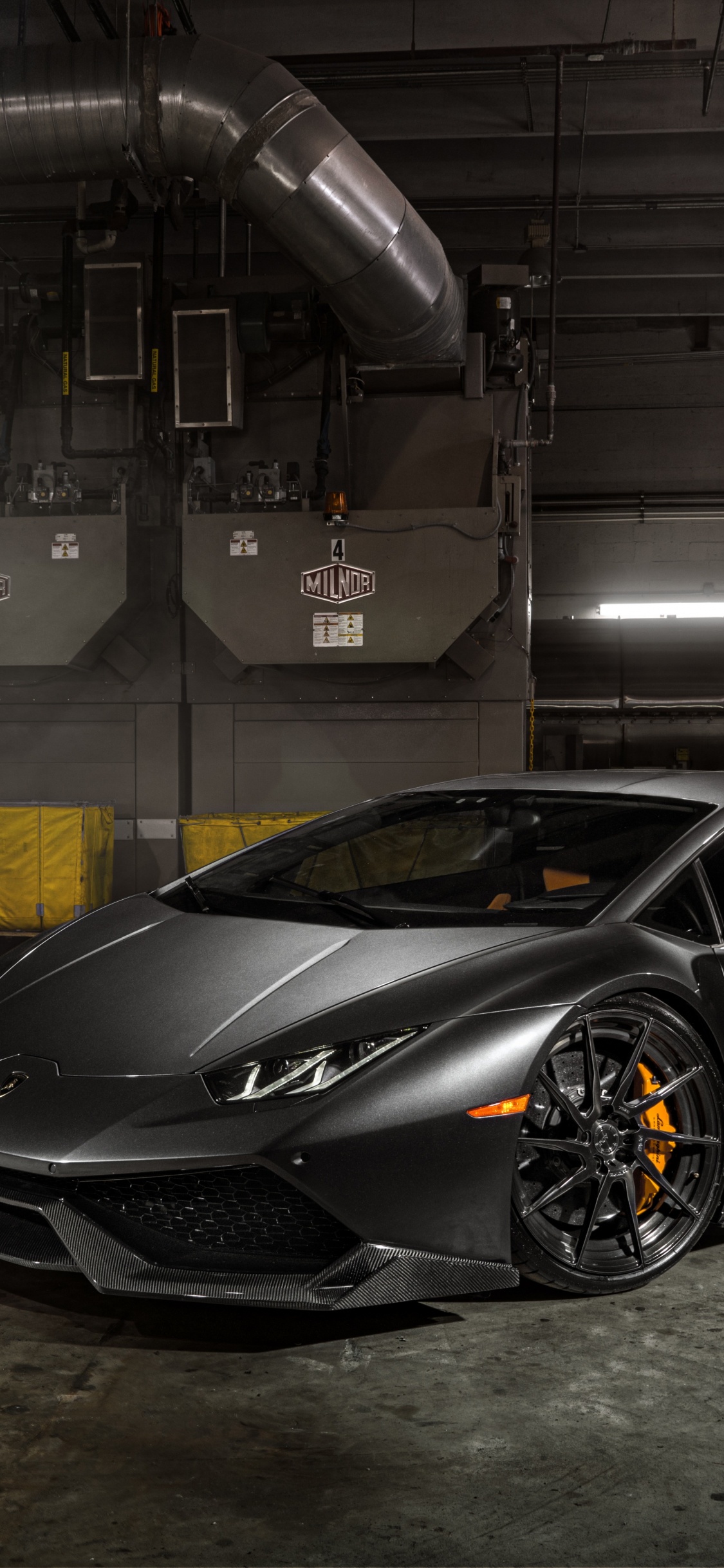 Porsche 911 Noire Garée Dans un Garage. Wallpaper in 1125x2436 Resolution