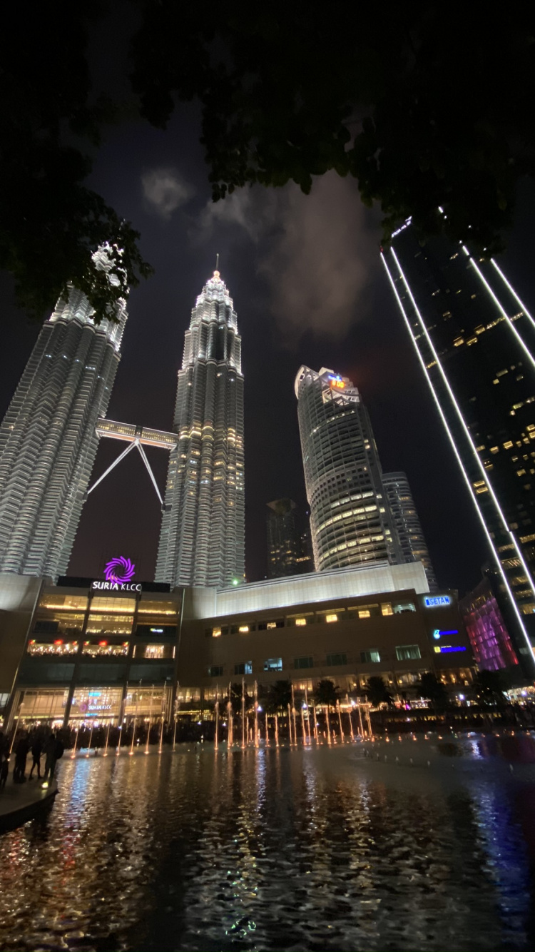 Las Torres Petronas, Kuala Lumpur, Malasia, Agua, Torre de Bloques. Wallpaper in 750x1334 Resolution