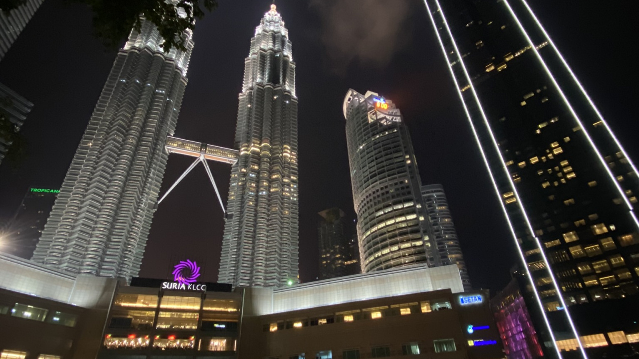 Petronas Towers, Kuala Lumpur, Malaysia, Water, Night. Wallpaper in 1280x720 Resolution