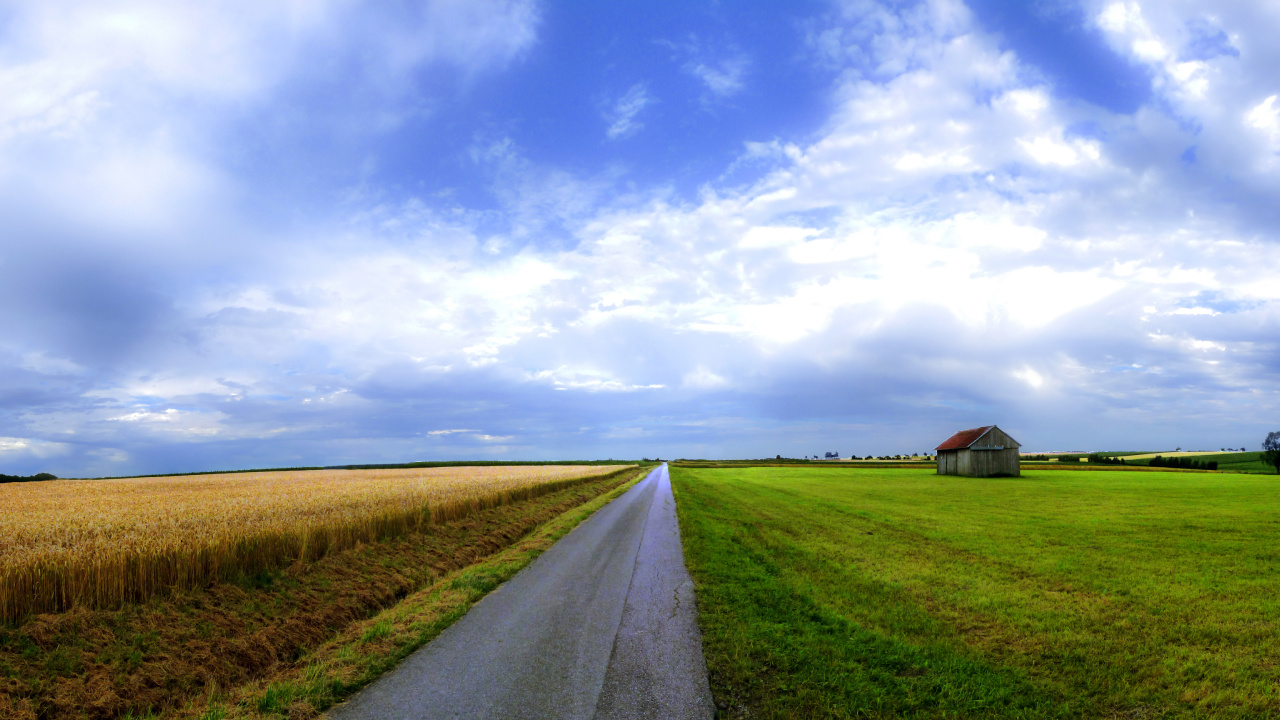 Maison en Bois Marron Sur Terrain D'herbe Verte Sous Des Nuages Blancs et un Ciel Bleu Pendant la Journée. Wallpaper in 1280x720 Resolution