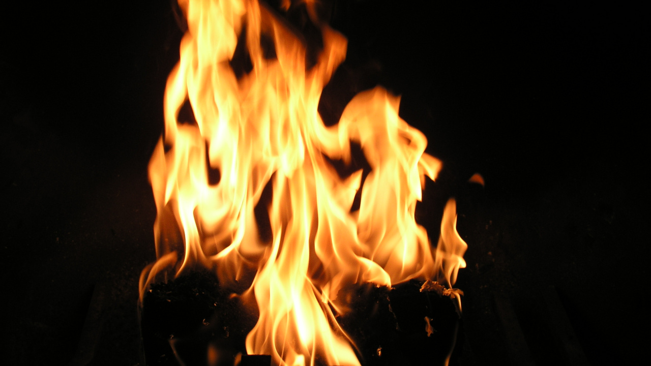 Feuer im Dunkeln Während Der Nacht. Wallpaper in 1280x720 Resolution