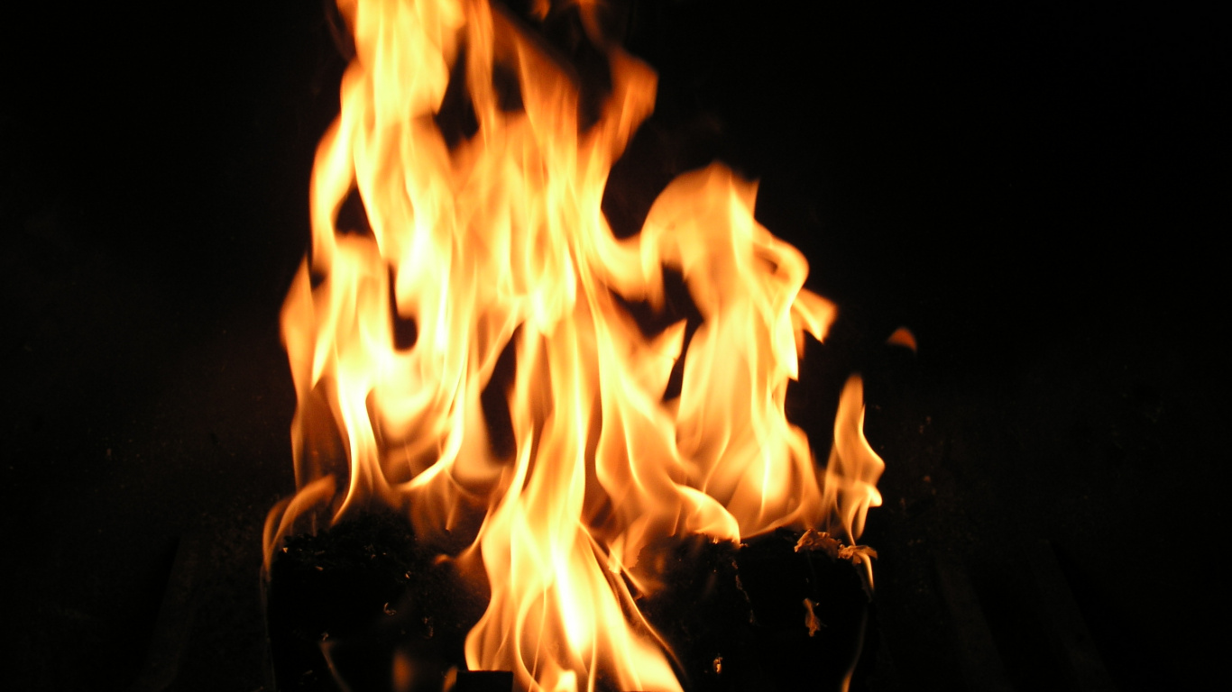 Feuer im Dunkeln Während Der Nacht. Wallpaper in 1366x768 Resolution