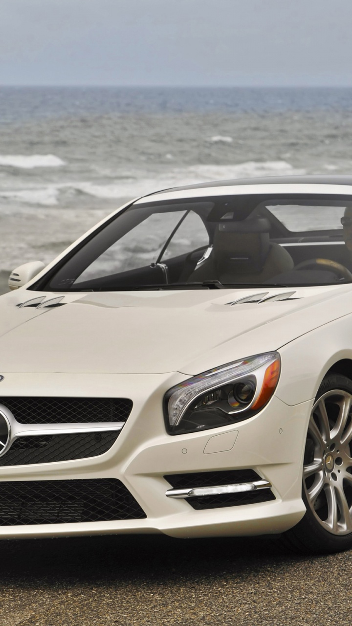Mercedes Benz Coupé Blanc Sur la Plage Pendant la Journée. Wallpaper in 720x1280 Resolution