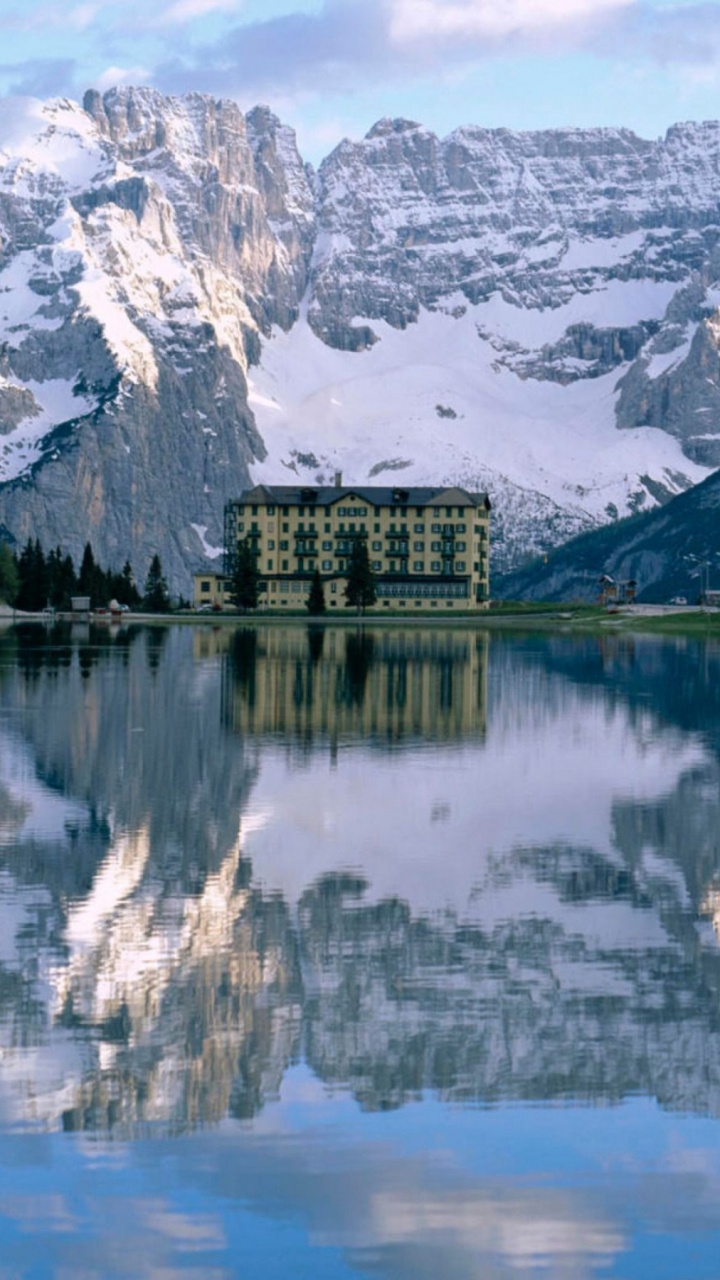 Gewässer in Der Nähe Des Berges Tagsüber. Wallpaper in 720x1280 Resolution