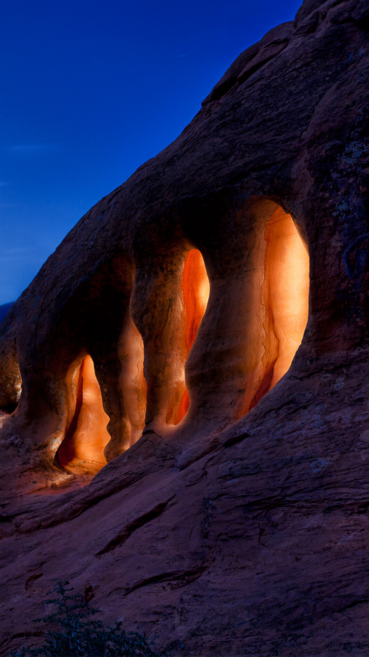 Mujer en Bikini Negro Sentada Sobre la Formación Rocosa Durante el Día. Wallpaper in 750x1334 Resolution