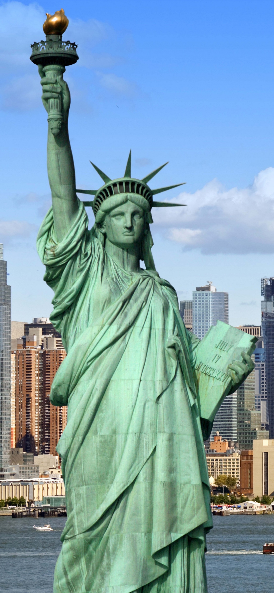 Statue of Liberty New York City. Wallpaper in 1125x2436 Resolution