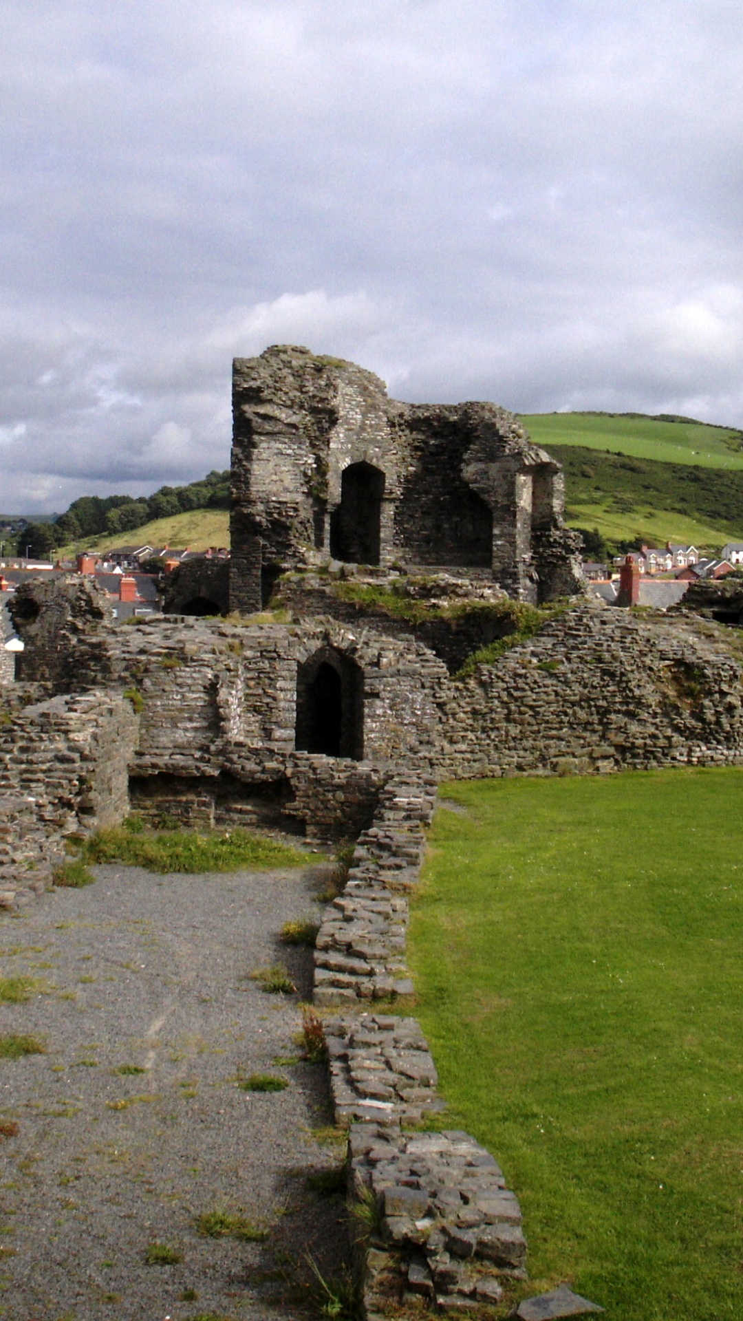 Gray Concrete Building Under Cloudy Sky During Daytime. Wallpaper in 1080x1920 Resolution