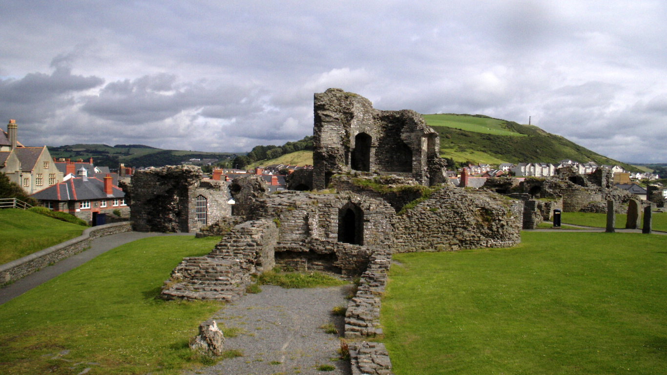 Gray Concrete Building Under Cloudy Sky During Daytime. Wallpaper in 1366x768 Resolution