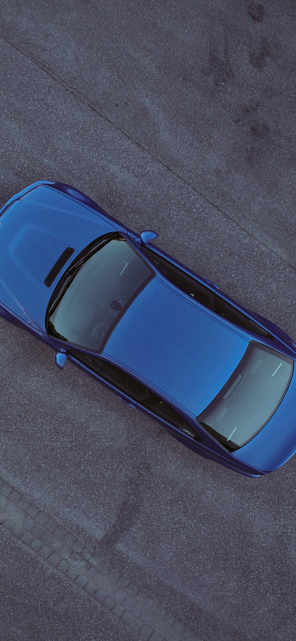 Voiture Jaune et Argent Sur Route. Wallpaper in 1125x2436 Resolution