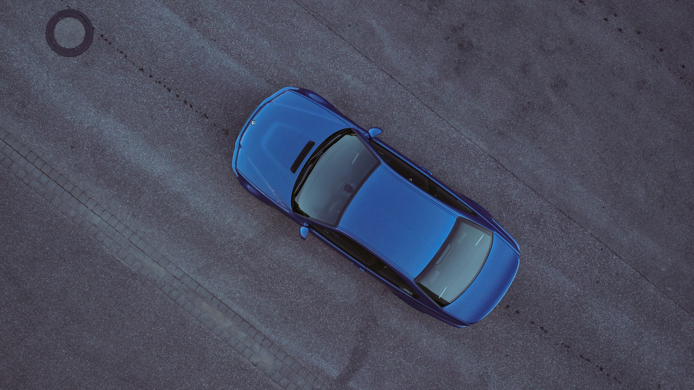 Voiture Jaune et Argent Sur Route. Wallpaper in 1366x768 Resolution