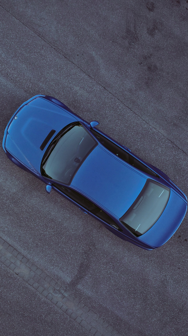 Voiture Jaune et Argent Sur Route. Wallpaper in 750x1334 Resolution