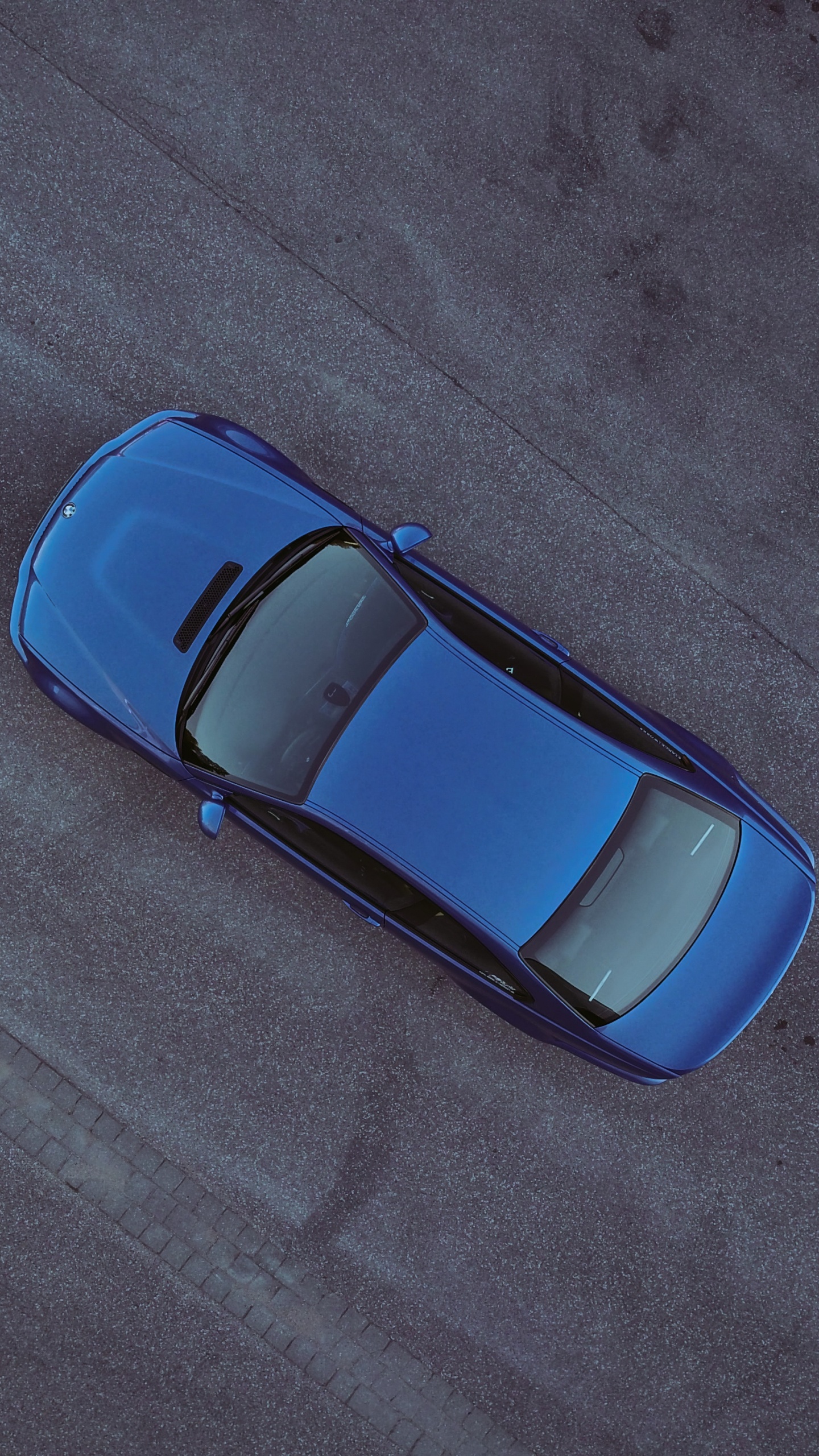 Gelbes Und Silbernes Auto Auf Der Straße. Wallpaper in 1440x2560 Resolution