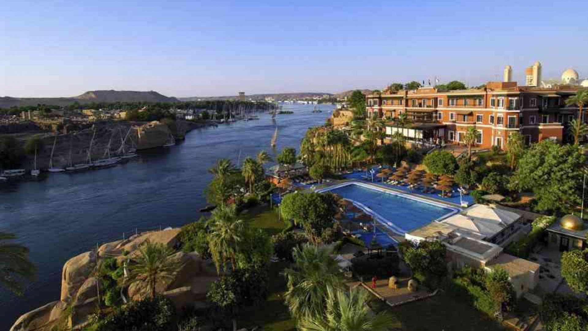 Edificio de Hormigón Marrón Cerca Del Cuerpo de Agua Durante el Día. Wallpaper in 1920x1080 Resolution