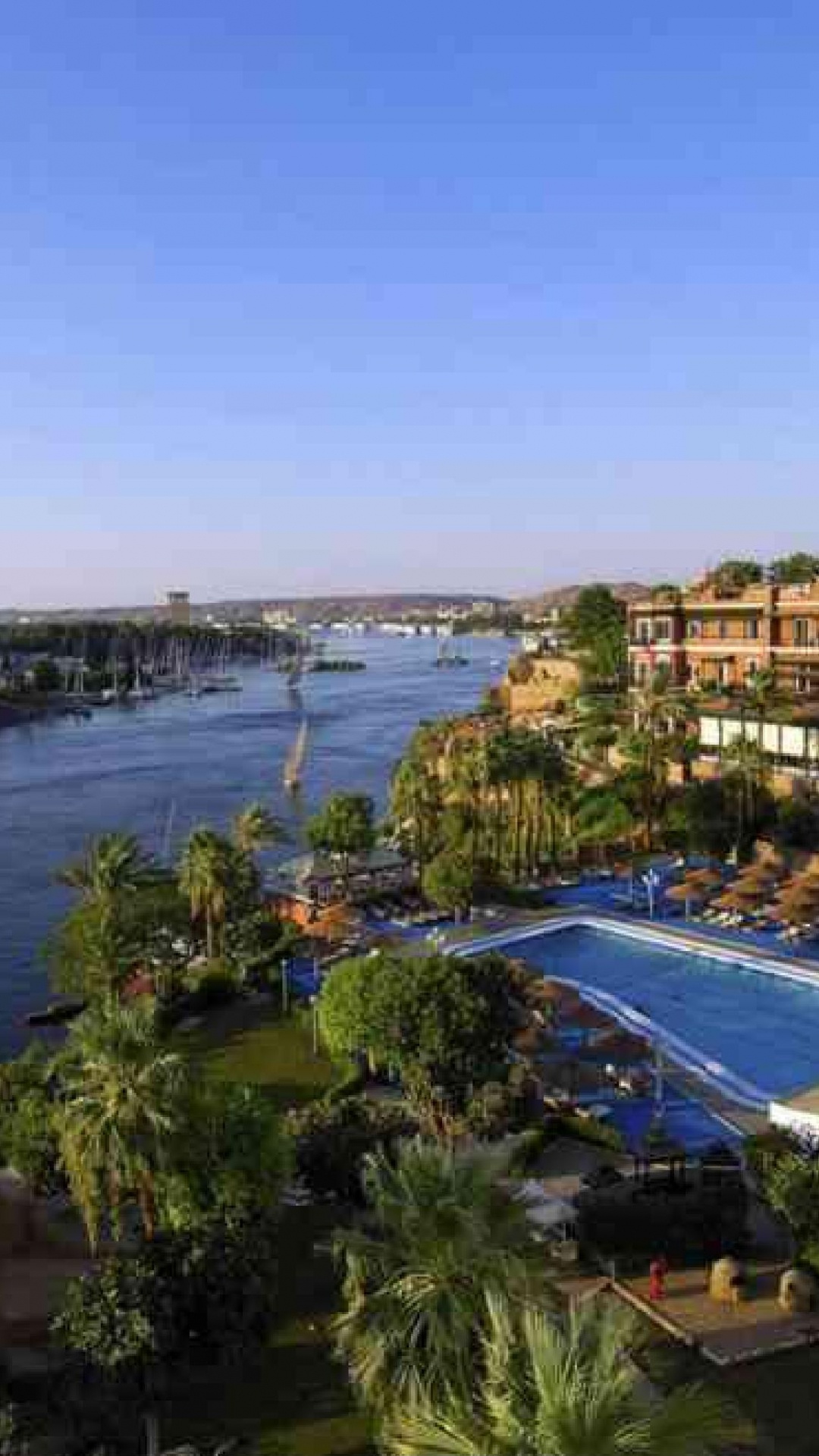 Bâtiment en Béton Brun Près D'un Plan D'eau Pendant la Journée. Wallpaper in 1080x1920 Resolution