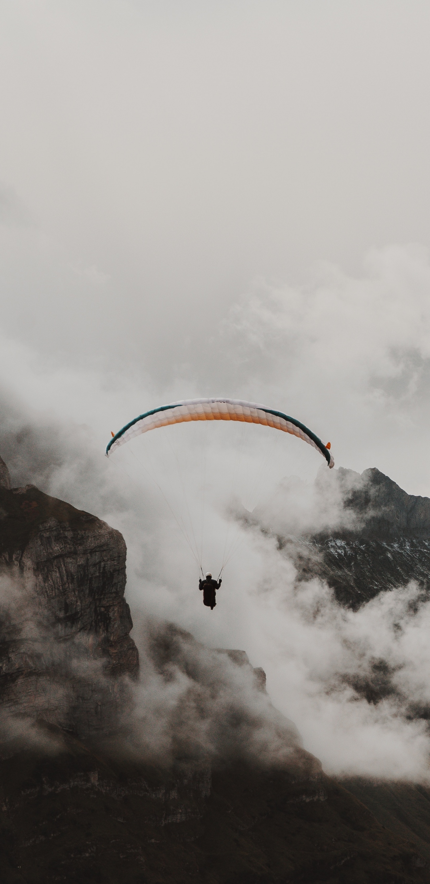 Person Reitet Fallschirm Über Schneebedeckten Berg. Wallpaper in 1440x2960 Resolution