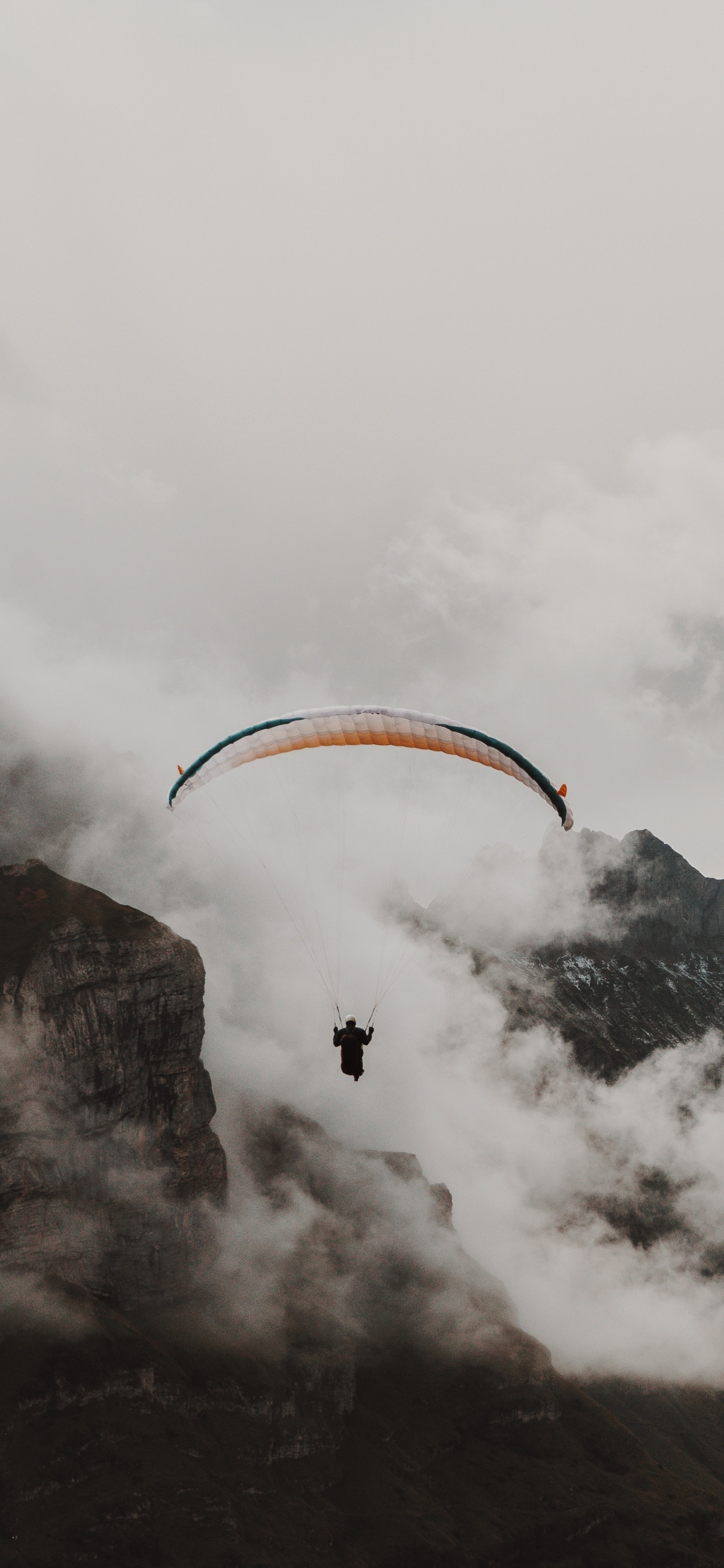 Personne Équitation Parachute Au-dessus de la Montagne Couverte de Neige. Wallpaper in 1242x2688 Resolution