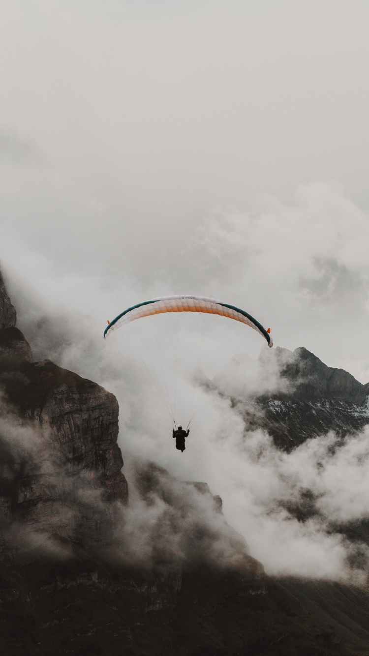Personne Équitation Parachute Au-dessus de la Montagne Couverte de Neige. Wallpaper in 750x1334 Resolution