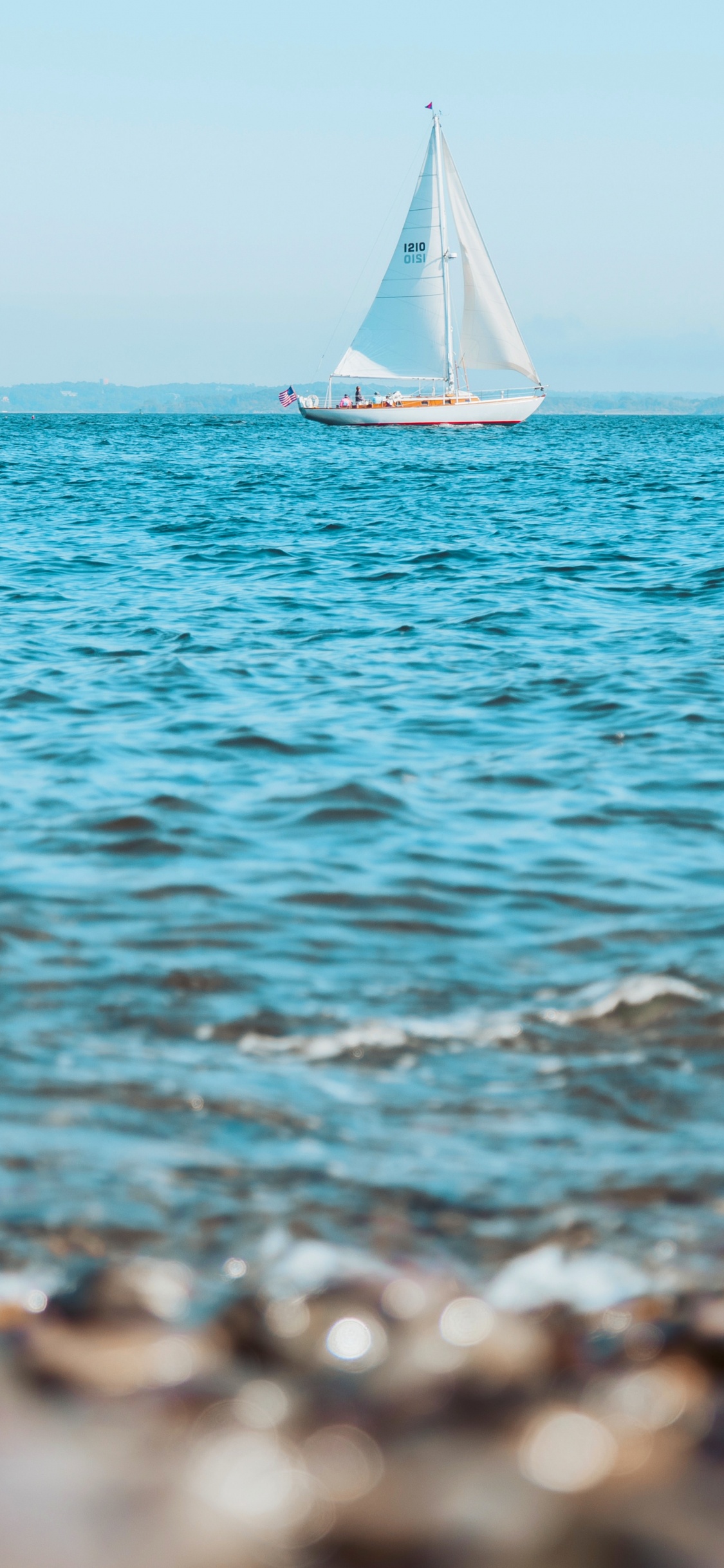 Weißes Segelboot Tagsüber Auf See Sea. Wallpaper in 1125x2436 Resolution