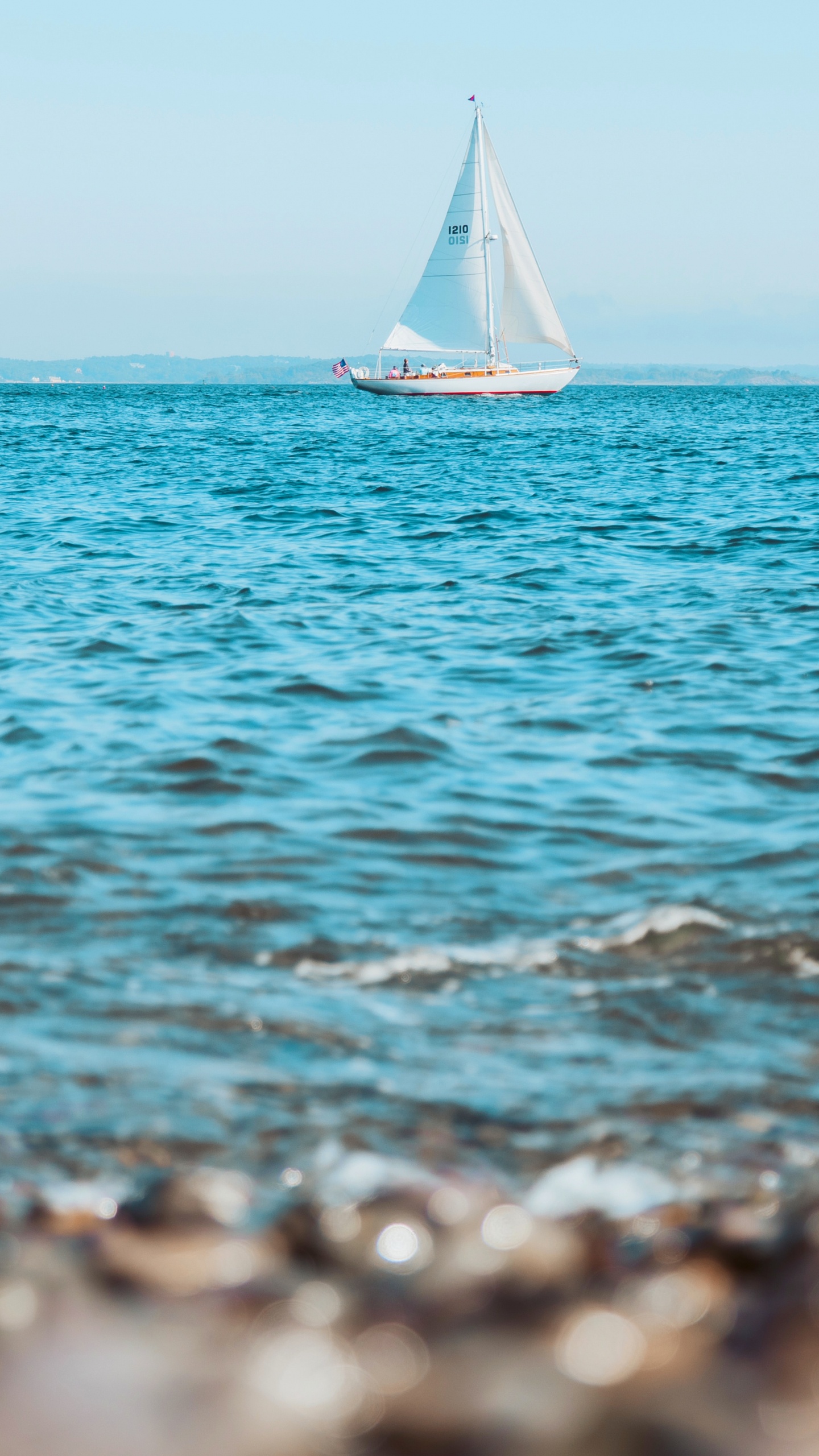 Weißes Segelboot Tagsüber Auf See Sea. Wallpaper in 1440x2560 Resolution