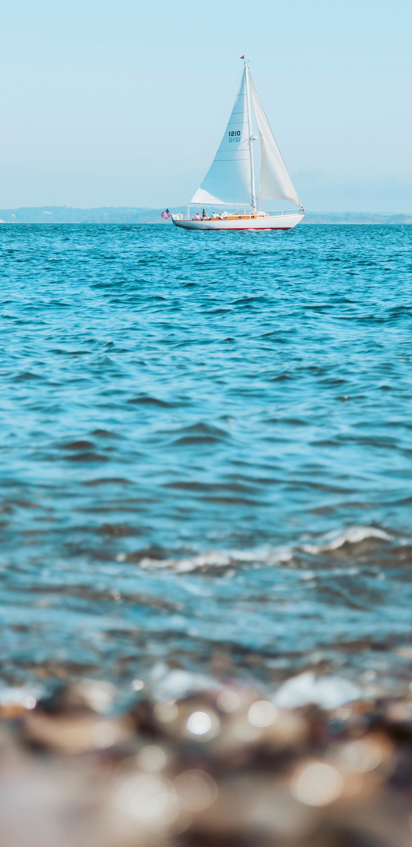 Weißes Segelboot Tagsüber Auf See Sea. Wallpaper in 1440x2960 Resolution