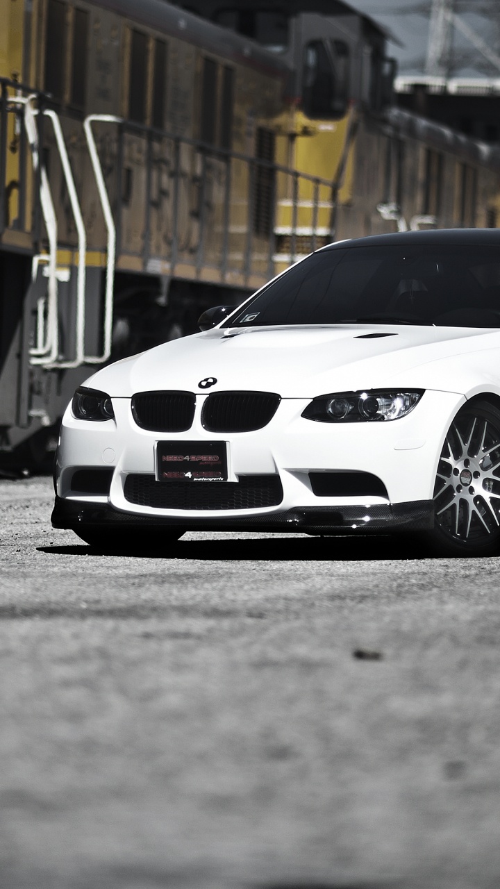 BMW m 3 Coupé Blanc Sur Route Pendant la Journée. Wallpaper in 720x1280 Resolution