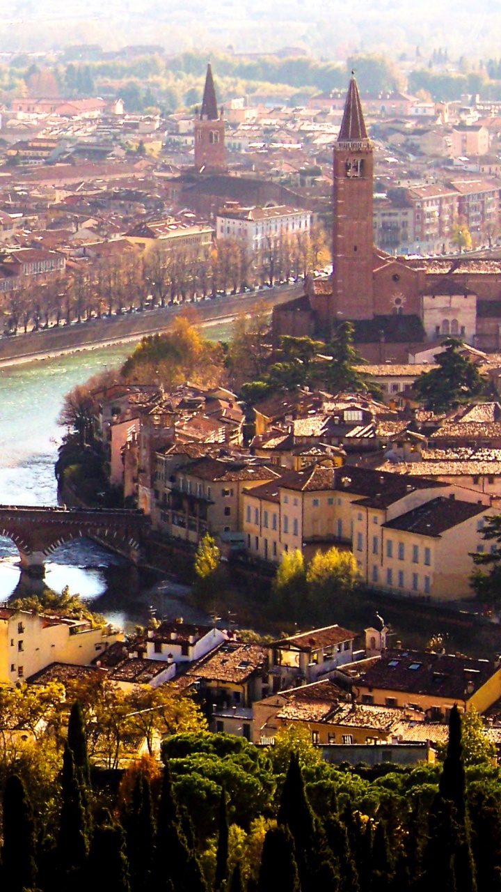 Vue Aérienne de la Ville Près de la Rivière Pendant la Journée. Wallpaper in 720x1280 Resolution