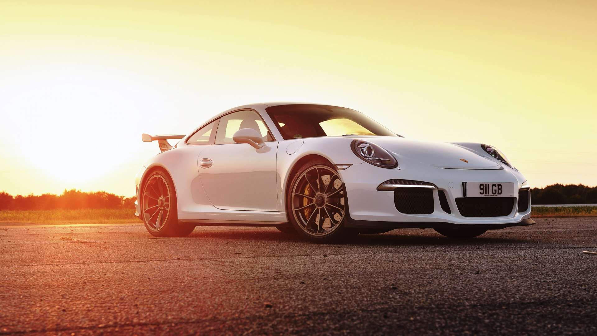 Porsche 911 Blanco en Campo Marrón. Wallpaper in 1920x1080 Resolution