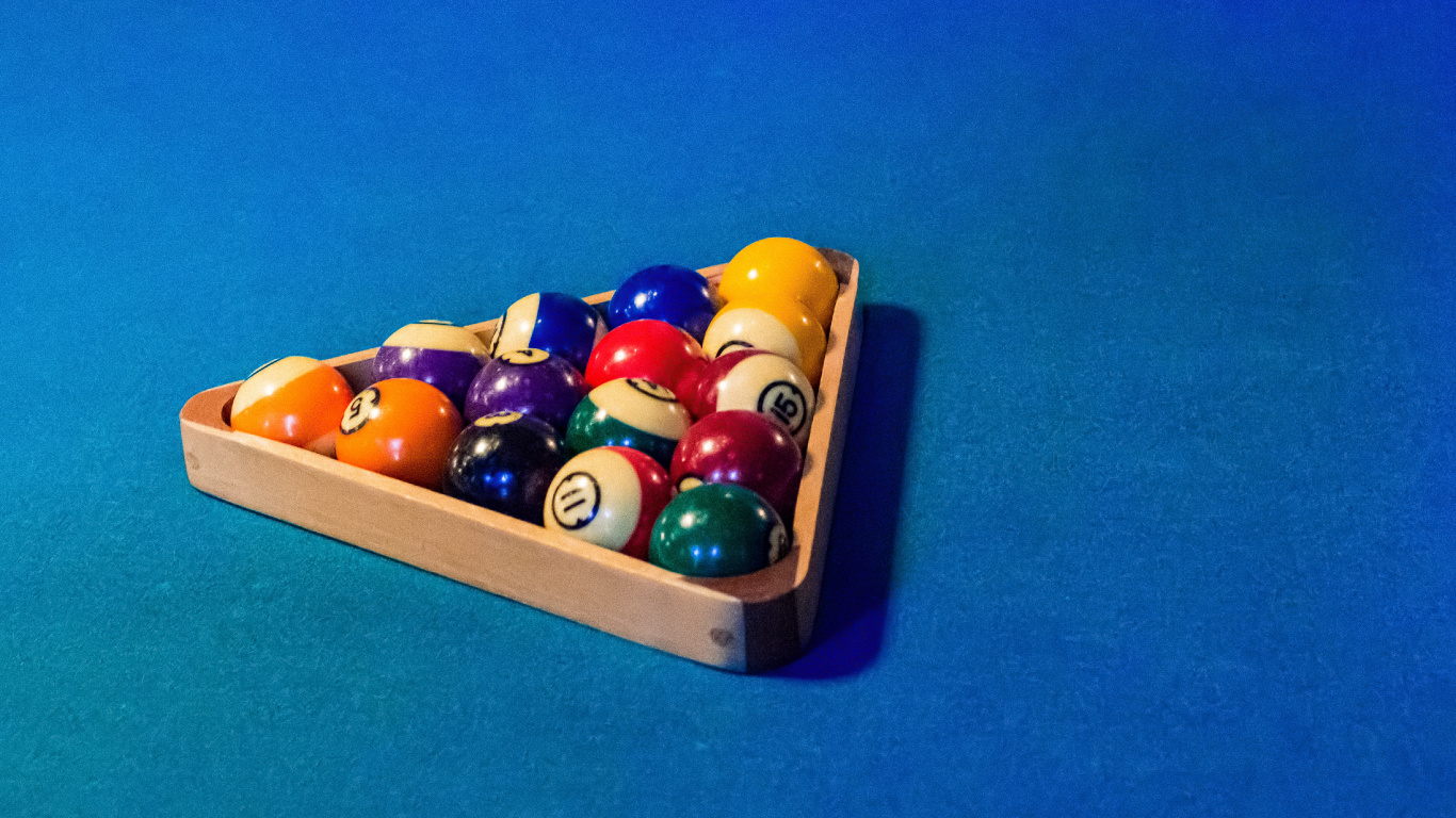 Boules de Billard Sur Table Bleue. Wallpaper in 1366x768 Resolution
