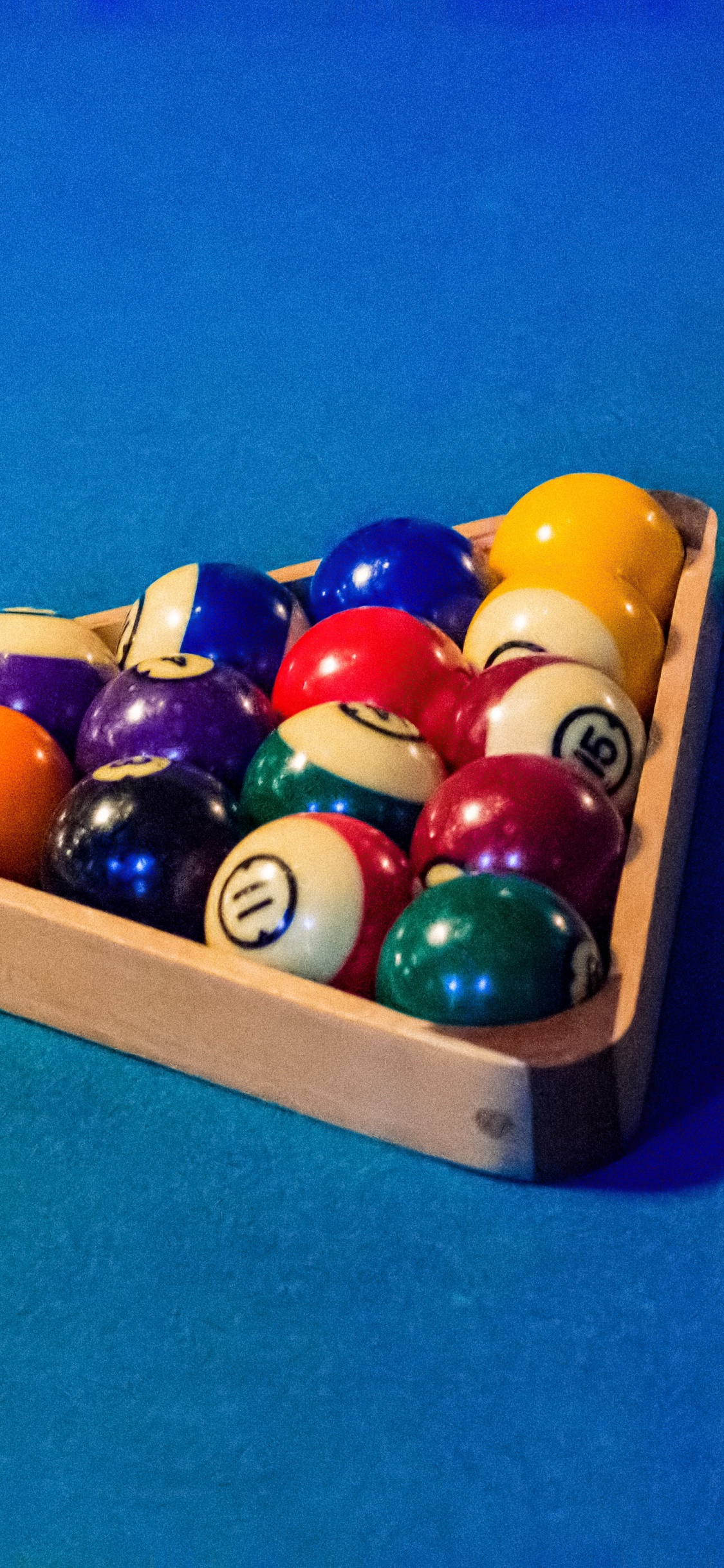 Billardkugeln Auf Blauem Tisch. Wallpaper in 1125x2436 Resolution
