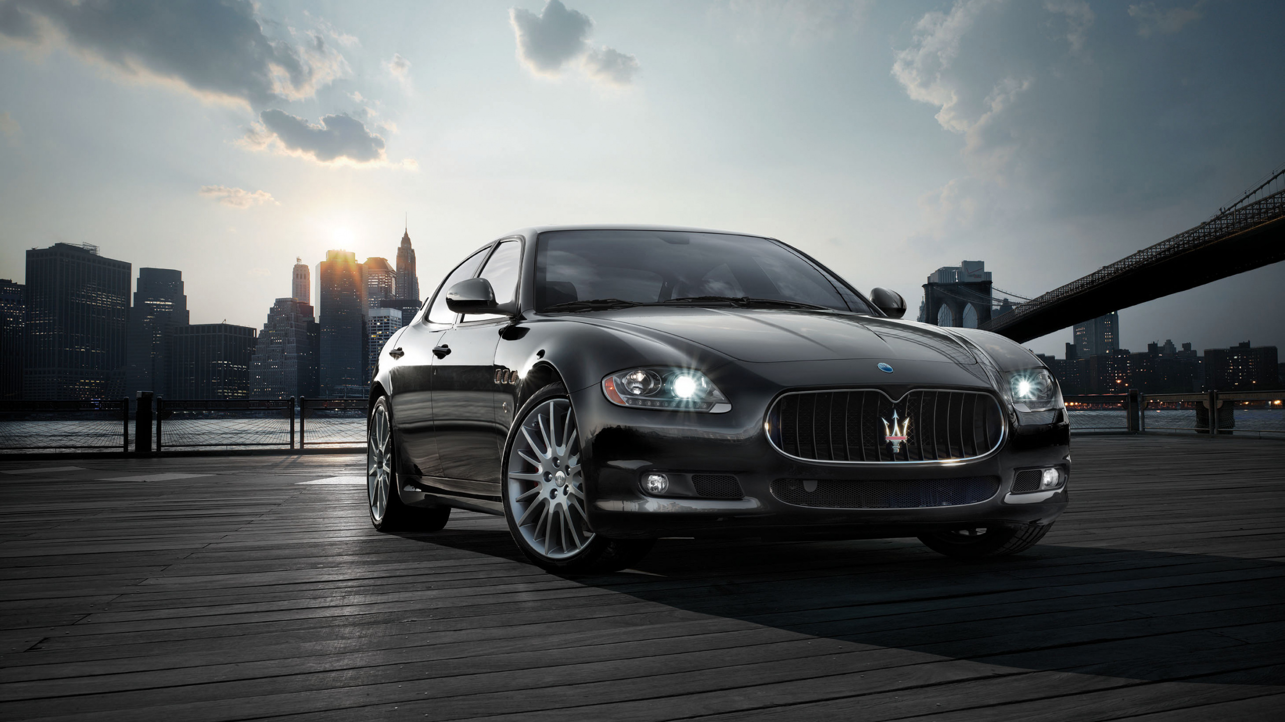 Silver Mercedes Benz Coupe en la Carretera Durante el Día. Wallpaper in 2560x1440 Resolution