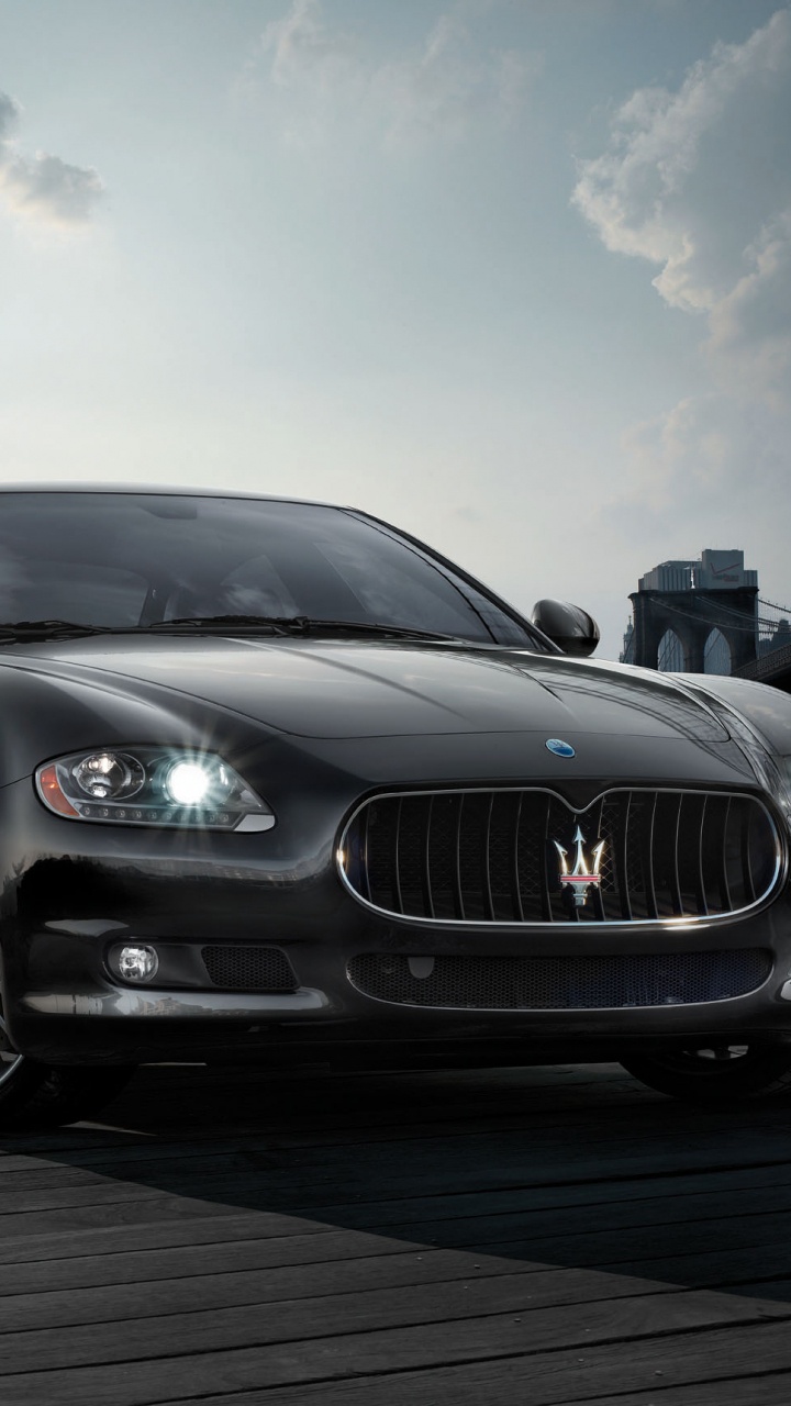 Silver Mercedes Benz Coupe en la Carretera Durante el Día. Wallpaper in 720x1280 Resolution