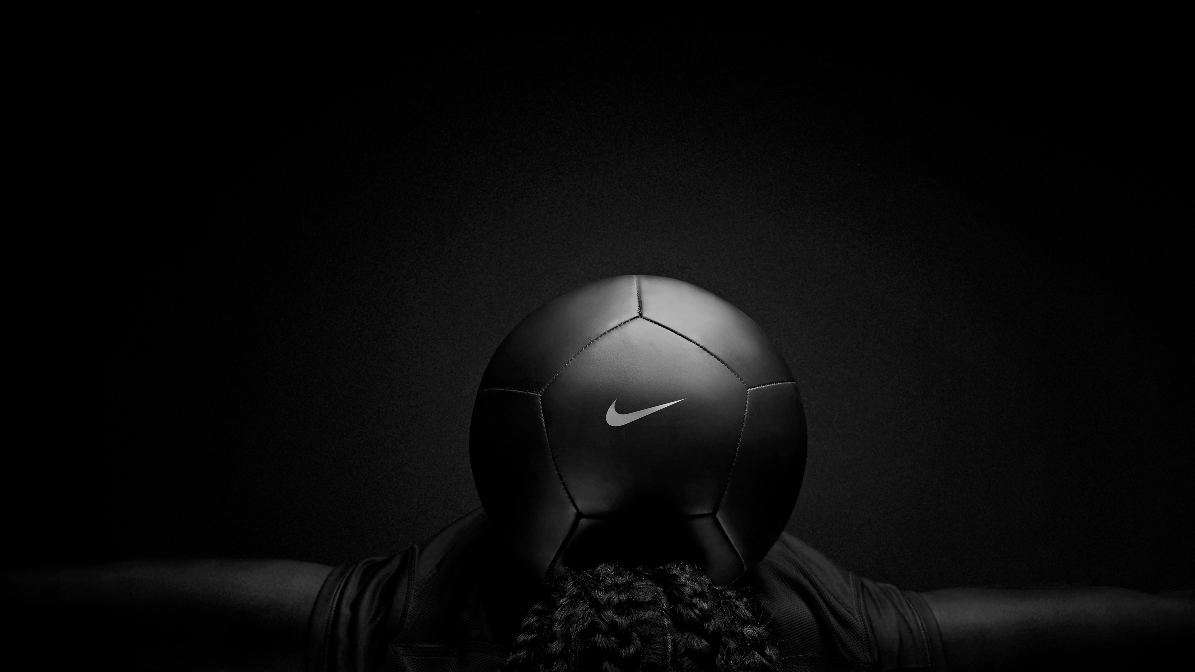 Graustufenfoto Von Fußball. Wallpaper in 3840x2160 Resolution