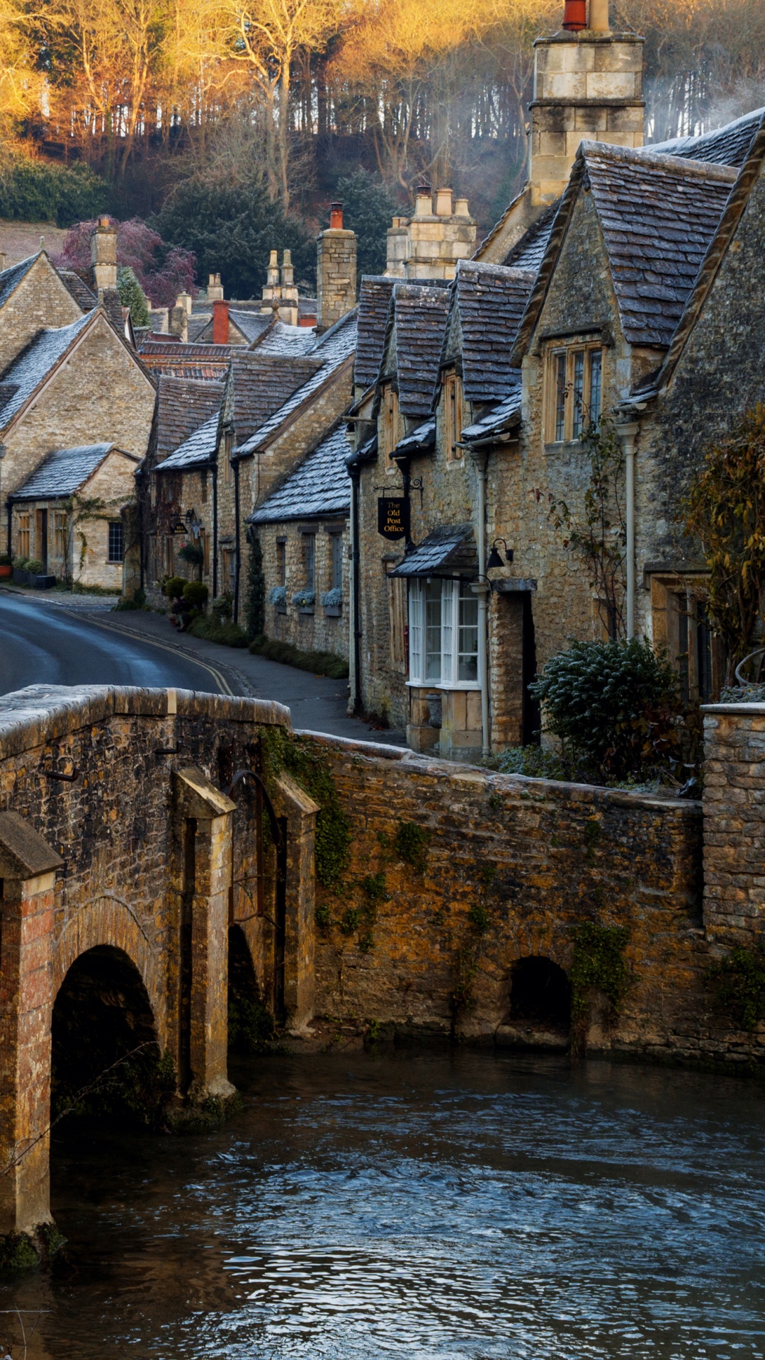 Braune Backsteinbrücke Über Den Fluss. Wallpaper in 1080x1920 Resolution