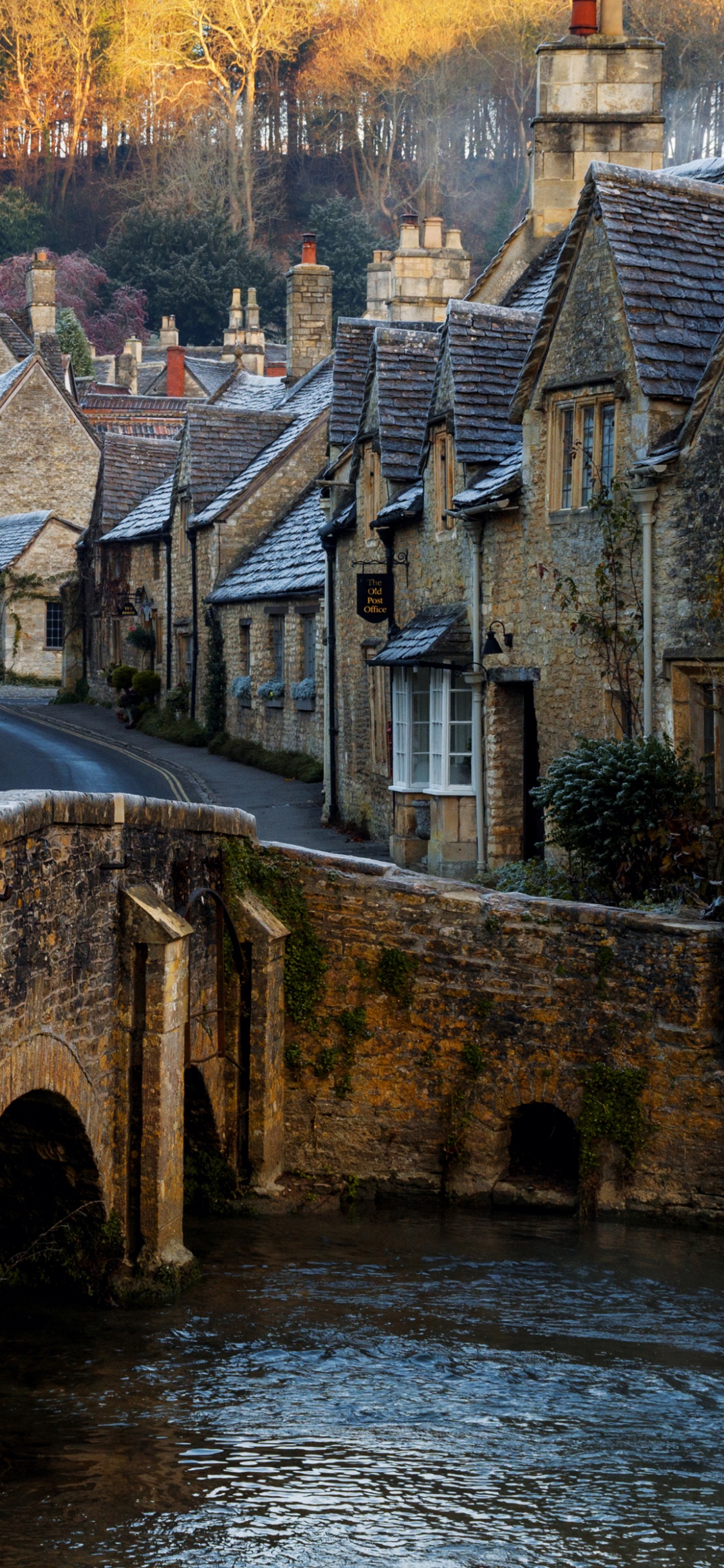 Braune Backsteinbrücke Über Den Fluss. Wallpaper in 1125x2436 Resolution
