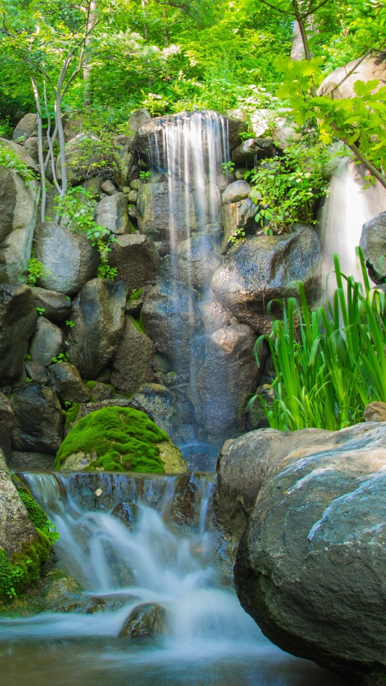 L'eau Tombe Sur Les Rochers Gris. Wallpaper in 750x1334 Resolution