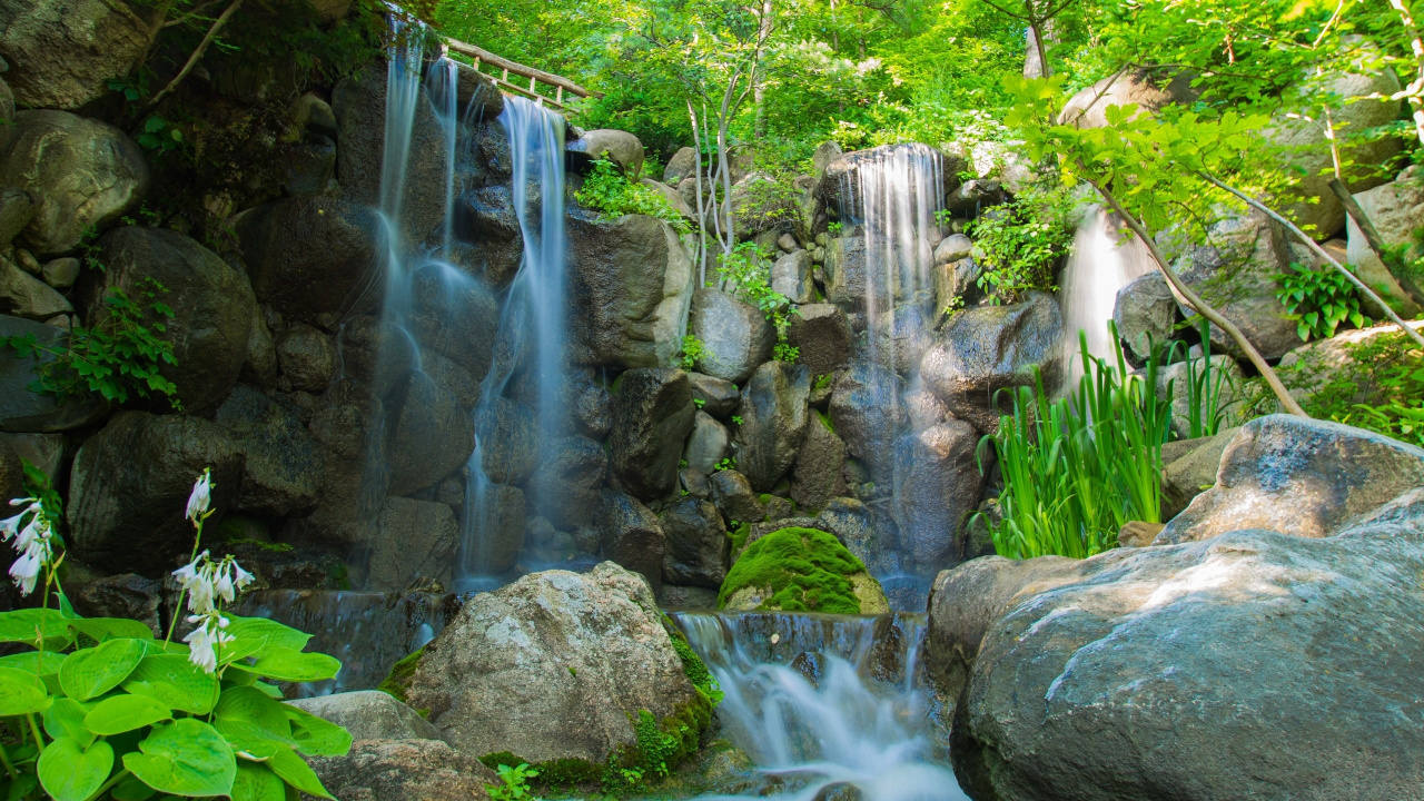 Wasser Fällt Auf Graue Felsen. Wallpaper in 1280x720 Resolution