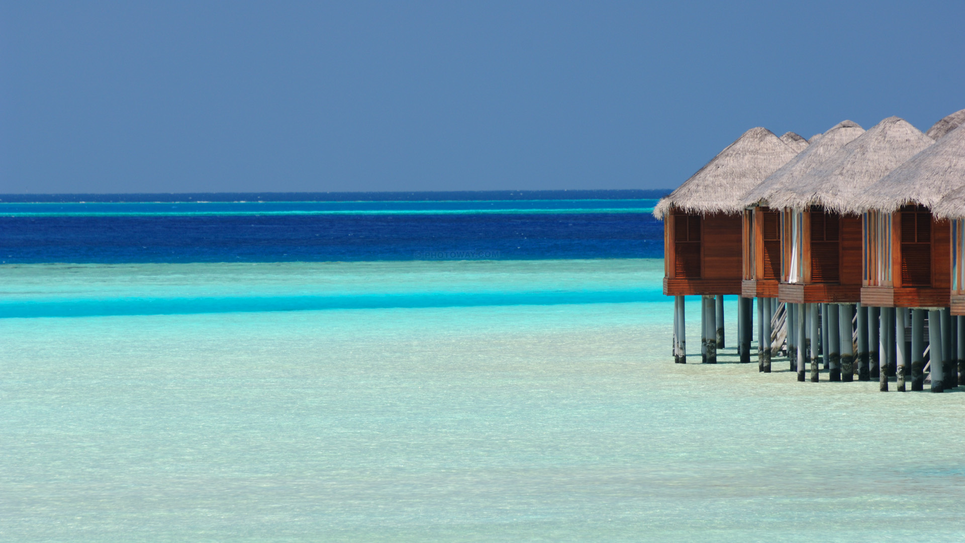 Maison de Plage en Bois Marron Sur la Mer Bleue Pendant la Journée. Wallpaper in 1920x1080 Resolution